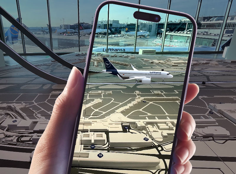 Smartphone mit AR-Visualisierung auf dem AirportCity Modell im Fraport