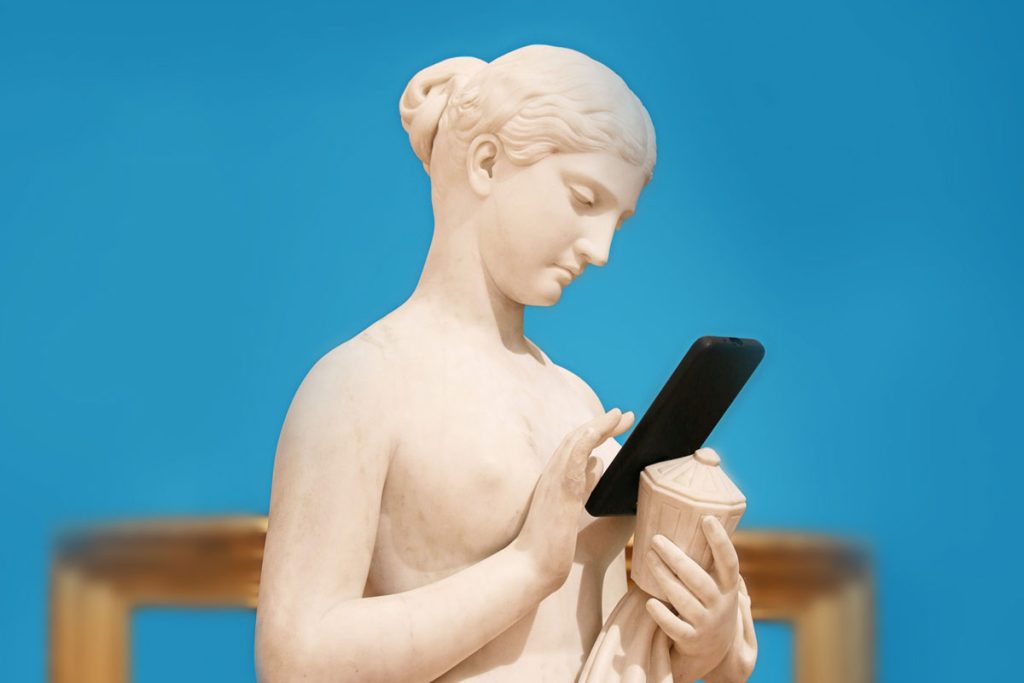 Statue mit einem Smartphone